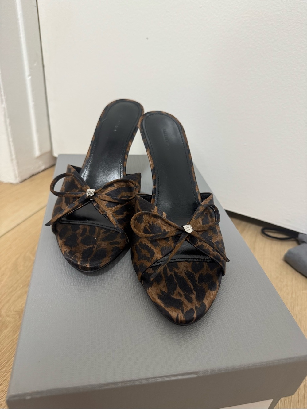 New balenciaga mules in leopard print - Picture 3 of 7